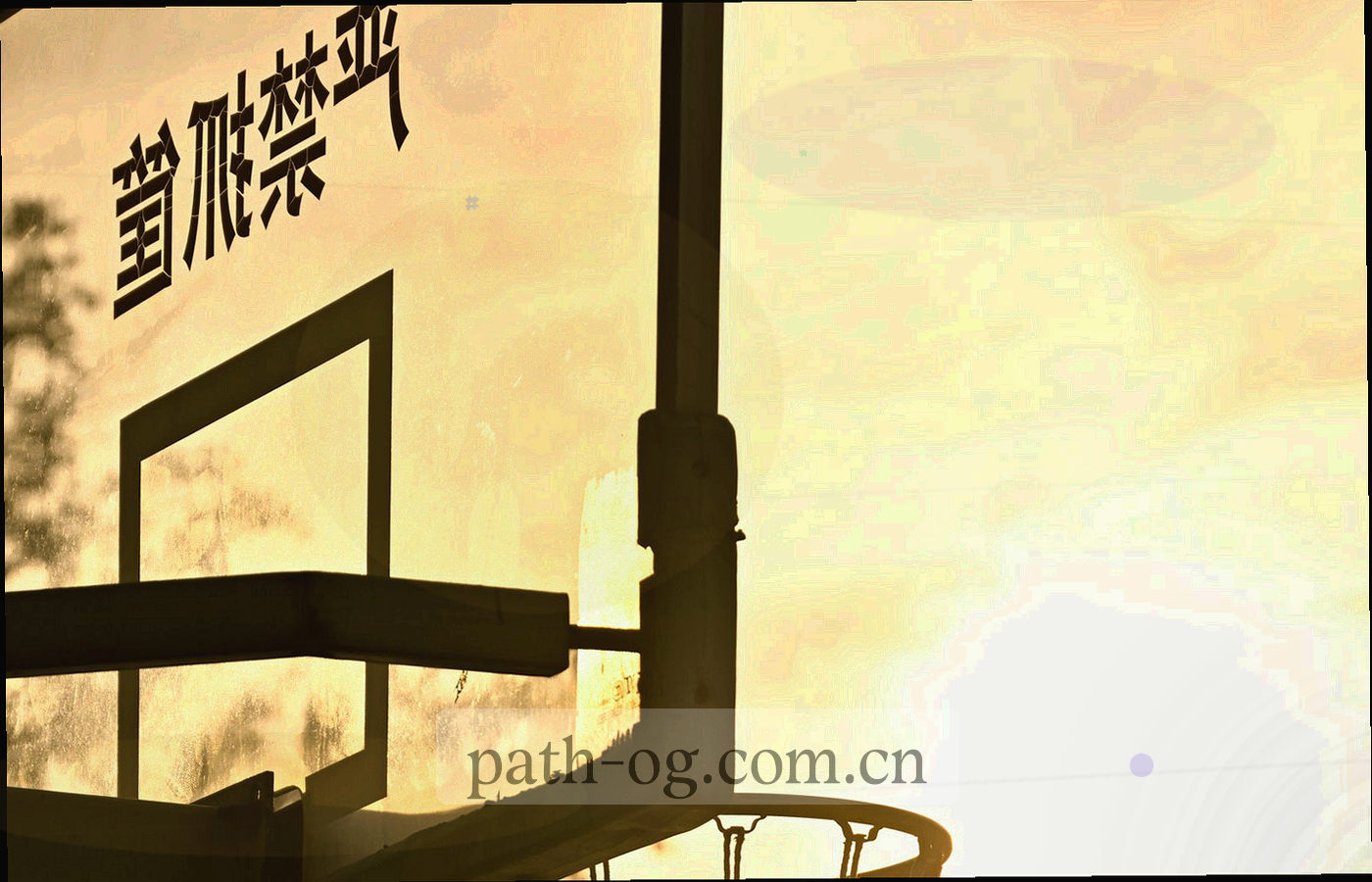 左右双色分栏的五项入口对照示意，左侧橙色代表桌面端，右侧青绿代表大陆版，中间有一条路径分隔线